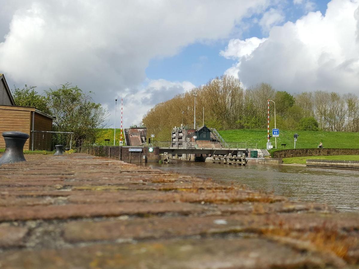 Heritage Holiday Home in Zoutkamp with Garden Buitenkant foto